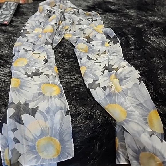 Floral Sheer Scarf with Daisies. Created In ITALY - AVON. - Picture 4 of 5